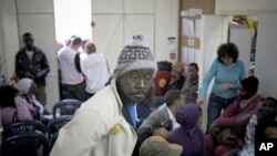 Các công nhân châu Phi chờ để được chữa bệnh miễn phí tại một bệnh xá ở ngoại ô Tel Aviv, Israel 