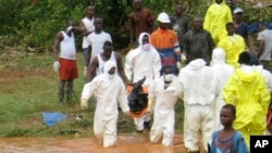 Nhân viên cứu hộ mang xác một nạn nhân trong vụ bùn lở tại Regent, phía đông Freetown, Sierra Leone, ngày 14/8/2017. 