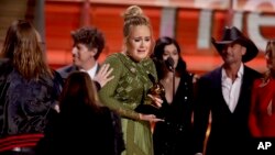 Adele recevant son Grammy Award pour "Meilleur Album de l'année", à Los Angeles, le 12 février 2017.