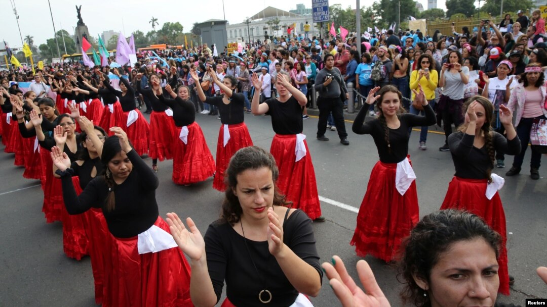 Para perempuan berdemonstrasi memprotes kekerasan terhadap perempuan di Lima, Peru, 25 November 2017. 