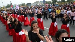 Para perempuan berdemonstrasi memprotes kekerasan terhadap perempuan di Lima, Peru, 25 November 2017. 