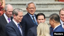 英伟达首席执行官黄仁勋参加中国国家主席习近平在北京人民大会堂广场为美国总统唐纳德·特朗普举行的欢迎仪式，站在他身旁的是黑石集团首席执行官苏市民(Stephen Schwarzman)。(2026年5月14日)