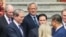 英伟达首席执行官黄仁勋参加中国国家主席习近平在北京人民大会堂广场为美国总统唐纳德·特朗普举行的欢迎仪式，站在他身旁的是黑石集团首席执行官苏市民(Stephen Schwarzman)。(2026年5月14日)