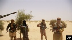 Mayakan Kungiyar Ansar Dine na kasar Mali a hamadar bayan garin Timbuktu, ranar 24 Afrilu, 2012.