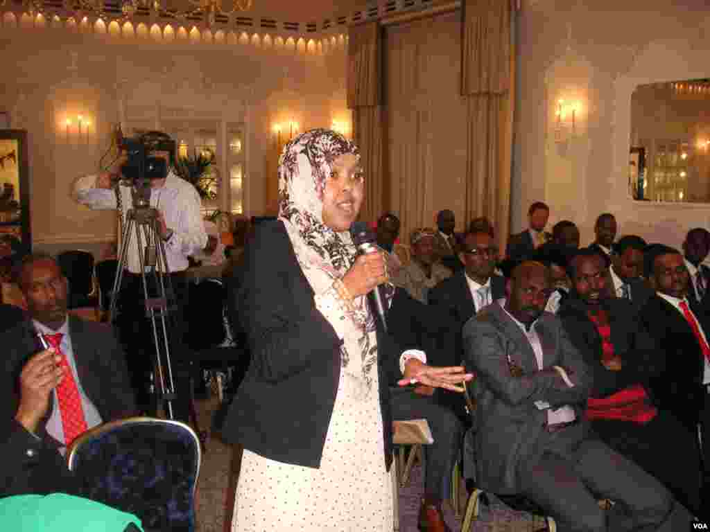 &nbsp;Dadwaynihii ka soo qeyb-galay barnaamijka oo madaxweynaha su'aalo waydiinaya.