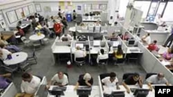 Người thất nghiệp sử dụng máy tính để tìm việc tại Trung tâm Hướng nghiệp JobConnect ở Nevada