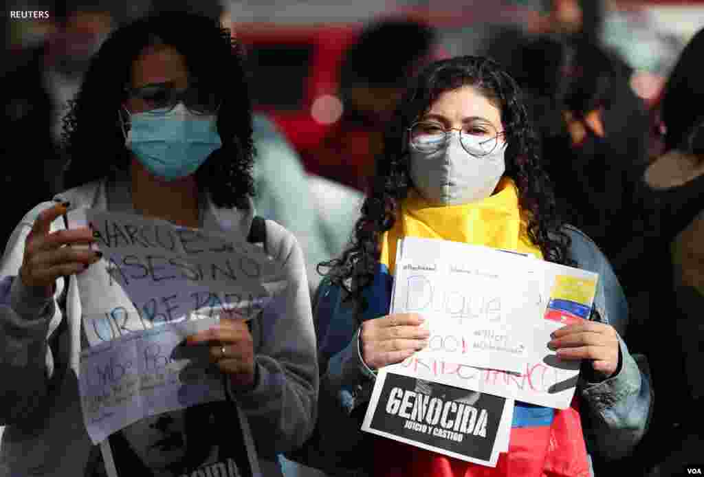 Manifestantes participan en una protesta contra lo que catalogan como la brutalidad policial ejercida en las recientes protestas contra la reforma tributaria del gobierno del presidente Iv&#225;n Duque en Cali.