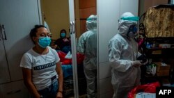 Doctores y otros miembros del personal sanitario visitan hogares en Lima para realizar la prueba de COVID-19 ante el rebrote de la pandemia en enero de 2021.