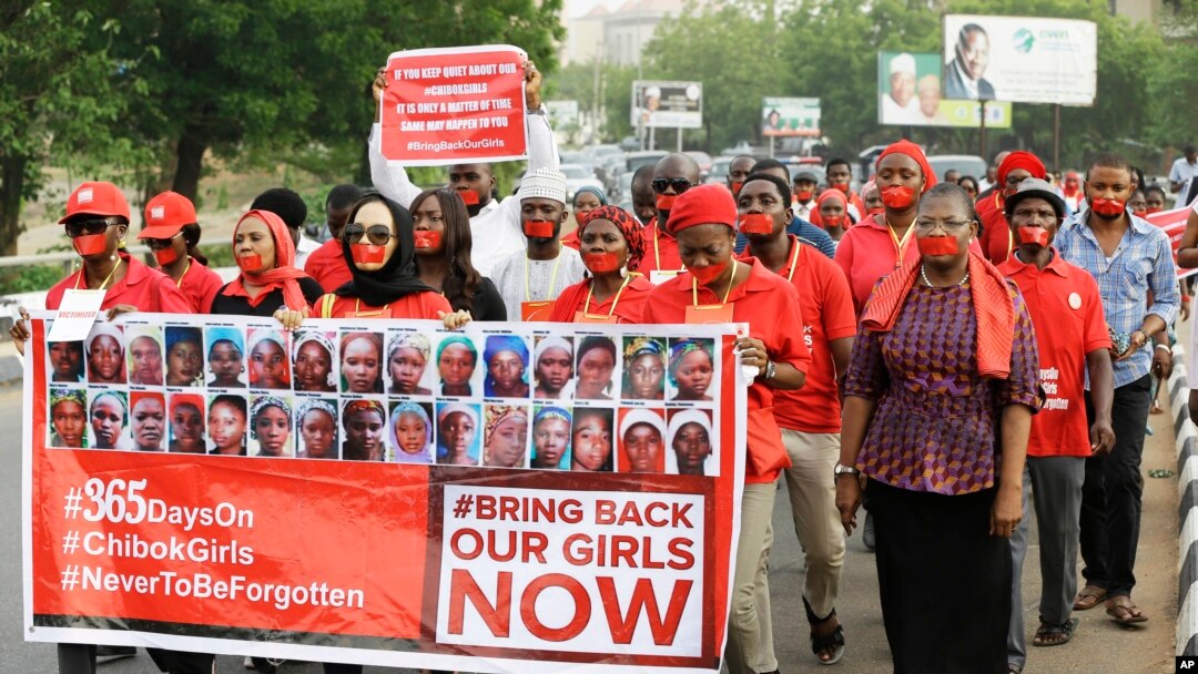 Warga di Abuja, Nigeria, melakukan protes diam untuk mendesak pemerintah menyelamatkan anak-anak perempuan yang diculik Boko Haram setahun yang lalu (13/4). (AP/Sunday Alamba)