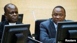 Presiden Kenya Uhuru Kenyatta (kanan) dan seorang pengacaranya saat hadir di ICC di Den Haag, Belanda (foto: dok). 