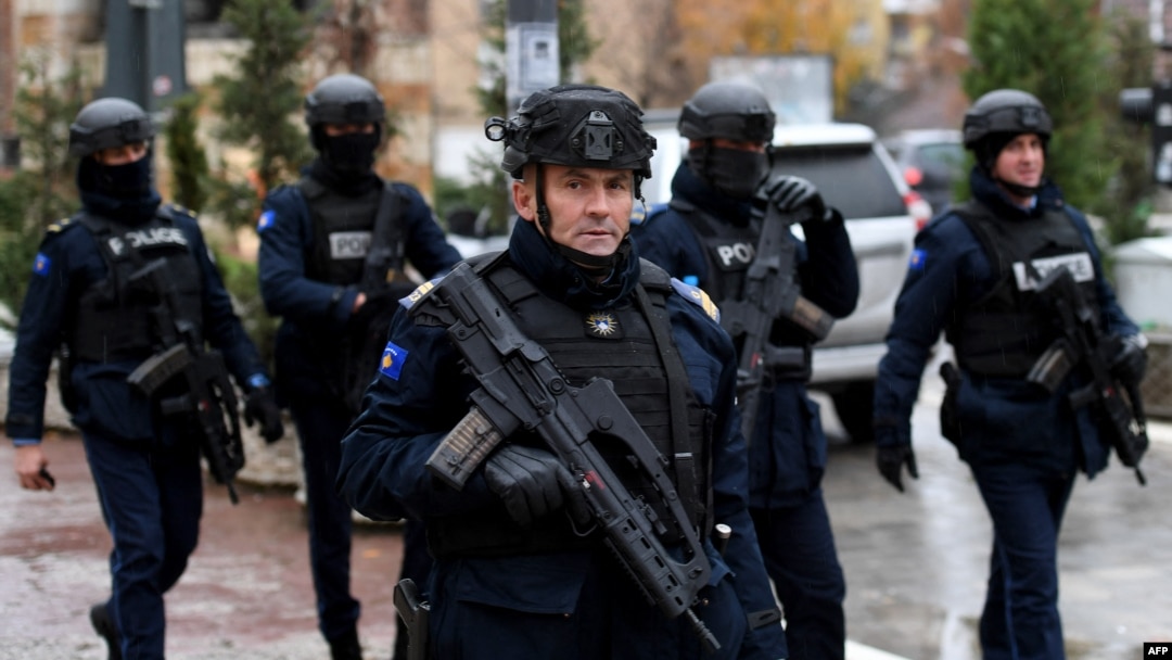 Službenici kosovske policije patroliraju ulicama Mitrovice, koja je etnički podeljena između Srba na sjeveru i Albanaca na jugu, 30. novembra 2024. godine, dok je Kosovo pojačalo mjere bezbjednosti oko kritične infrastrukture.
