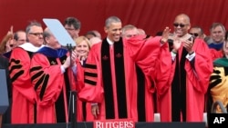 Le président Barack Obama salue la foule à son arrivée à la cérémonie de collation des grades académiques à l’université de Rutgers, à Piscataway, 15 mai 2016. (AP Photo / Mel Evans)