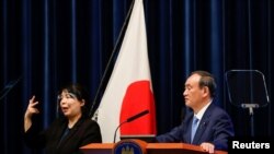 Есихидэ Суга выступает на пресс-конференции (архивное фото) 