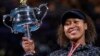 Naomi Osaka dengan trofi kejuaraan Australia Terbuka di Melbourne, Australia, 20 Februari 2021, gelar grand slamnya yang ke-4. 