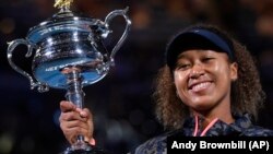 Naomi Osaka dengan trofi kejuaraan Australia Terbuka di Melbourne, Australia, 20 Februari 2021, gelar grand slamnya yang ke-4. 