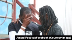 Quelques organisateurs du festival Amani pleurent un des leurs, Norbert Paluku dit 'Djoo', tué par un policier la veille du début de l’évènement à Goma, Nord-Kivu, 10 février 2017. Crédit/Facebook Amani Festival