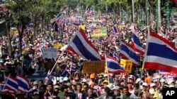 Demonstran anti pemerintah Thailand memenuhi jalan di Bangkok, Thailand, 22 Desember 2013.