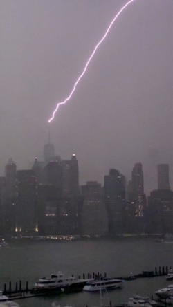 Esta foto tomada de un video muestra el One World Trade Center siendo alcanzado por un rayo antes de que la tormenta tropical Henri tocara tierra, en Nueva York el 22 de agosto de 2021.