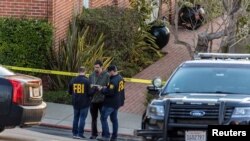 Petugas FBI mengamankan rumah Ketua DPR AS Nancy Pelosi, setelah suami Pelosi diserang pasca pembobolan di rumah mereka, di San Francisco, California, 28 Oktober 2022.