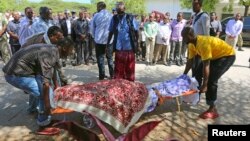 Warga mengangkut jenazah anggota parlemen Somalia, Mohamed Mohamud Hayd yang tewas di Mogadishu hari Kamis (3/7). 