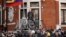 Джуліан Ассанж на балконі посольства Еквадору в Лондоні