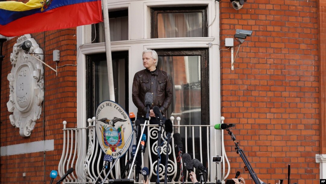 Pendiri WikiLeaks, Julian Assange masih tinggal di Kedutaan Ekuador di London (foto: dok). 