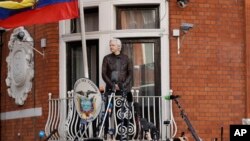 Pendiri WikiLeaks, Julian Assange masih tinggal di Kedutaan Ekuador di London (foto: dok). 