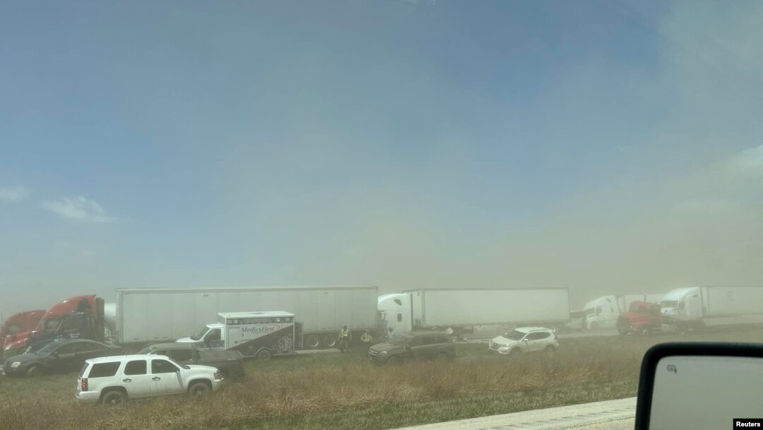 Машины на трассе I-55 после пыльной бури