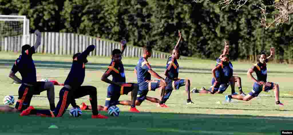 Os jogadores da Colômbia preparam-se para um jogo amigável perante a Argentina, numa sessão de treino do estágio em Buenos Aires, com vista ao Mundial de Futebol do Brasil. Buenos Aires Maio 28, 2014.