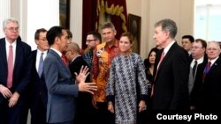 Presiden Joko Widodo berbincang dengan Delegasi European (EU)- ASEAN Bussines Council di Istana Merdeka, Jakarta, Kamis, 28 November 2019. (Foto: Biro Setpres)