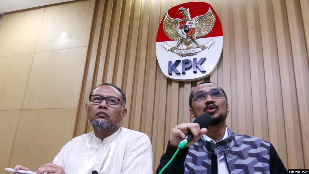 Ketua KPK Abraham Samad (kanan) dan deputinya Bambang Widjojanto yang sekarang sudah non-aktif karena proses hukum. (Foto: Dok)