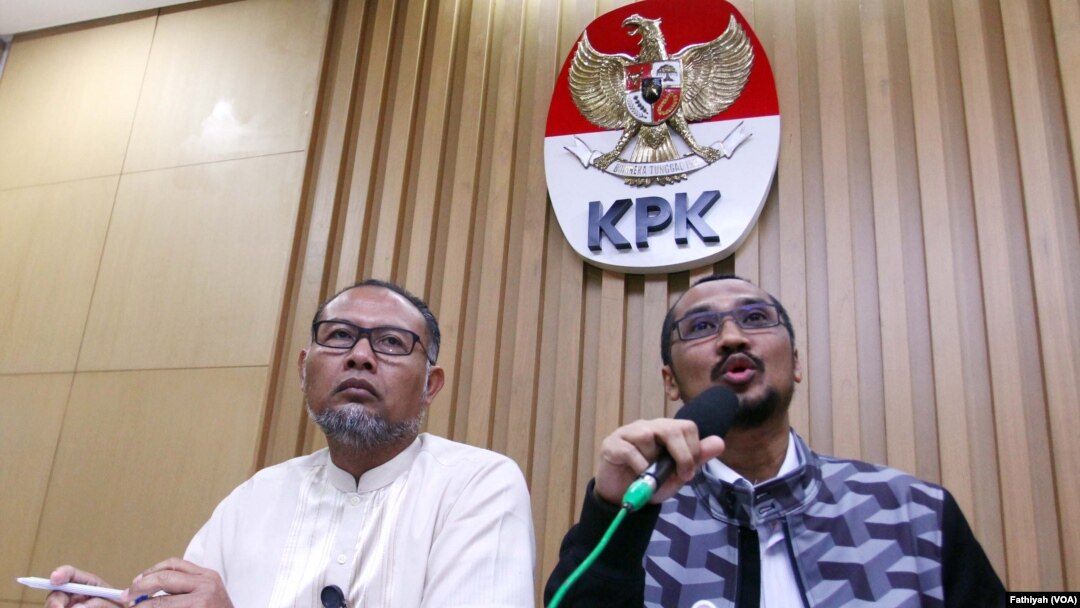 Ketua KPK Abraham Samad (kanan) dan wakil KPK, Bambang Widjojanto dalam konferensi pers yang mengumumkan penetapan calon Kapolri sebagai tersangka kasus korupsi di Jakarta (13/1). (Foto: dok).