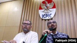 Ketua KPK Abraham Samad (kanan) dan wakil KPK, Bambang Widjojanto dalam konferensi pers yang mengumumkan penetapan calon Kapolri sebagai tersangka kasus korupsi di Jakarta (13/1). (Foto: dok).