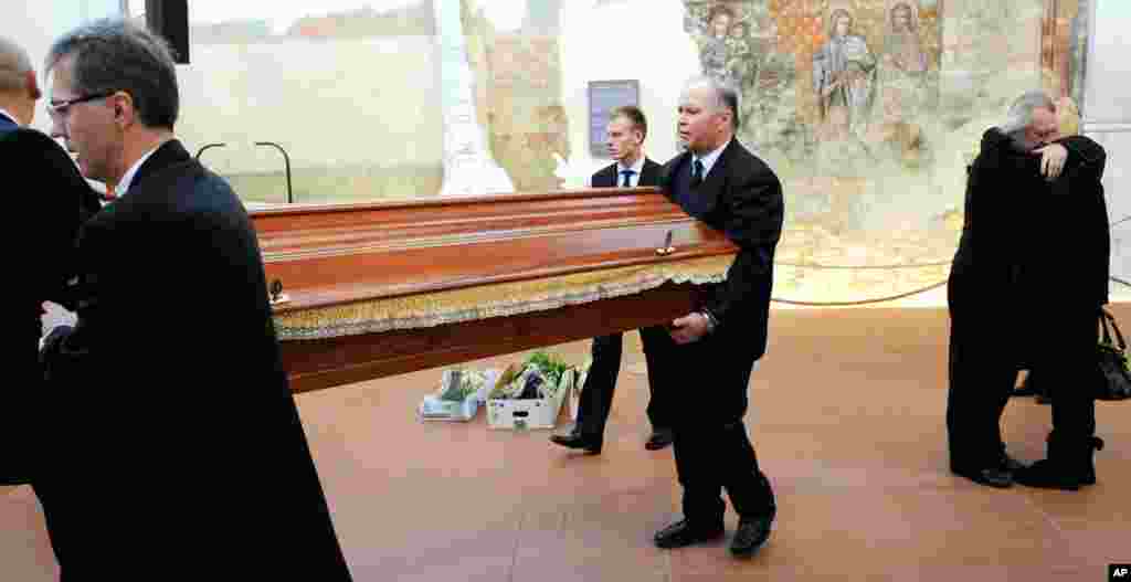 Architect and friend Borek Sipek consoles Havel's widow Dagmar Havlova, as pallbearers carry Havel's coffin at the former church in Prague that Havel turned into a space for conferences and artistic events, Dec. 19, 2011. (AP)