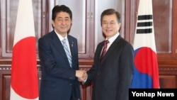 Le Premier ministre japonais Shinzo Abe et le président sud-coréen Moon Jae-in.