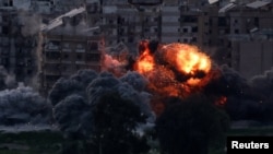 이스라엘의 공습을 받은 베이루트 남부 외곽 지역에서 연기가 피어오르고 있다.