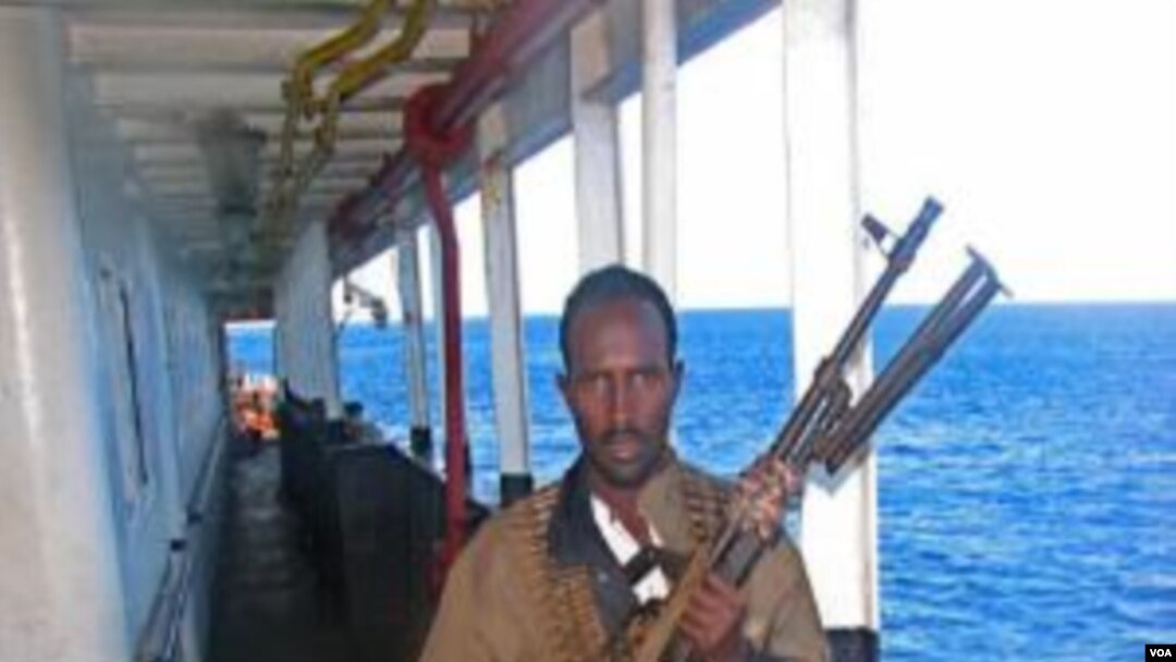 Seorang bajak laut Somalia dengan senjatanya (foto: dok).
