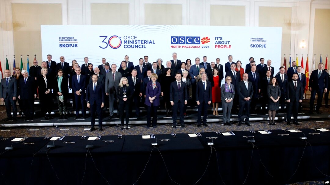 Menlu AS Antony Blinken bersama para Menlu Organisasi Keamanan dan Kerja Sama di Eropa (OSCE) dan NATO berfoto bersama di Skopje, Makedonia Utara hari Rabu (30/11). 