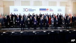 Menlu AS Antony Blinken bersama para Menlu Organisasi Keamanan dan Kerja Sama di Eropa (OSCE) dan NATO berfoto bersama di Skopje, Makedonia Utara hari Rabu (30/11). 