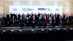 Menlu AS Antony Blinken bersama para Menlu Organisasi Keamanan dan Kerja Sama di Eropa (OSCE) dan NATO berfoto bersama di Skopje, Makedonia Utara hari Rabu (30/11). 