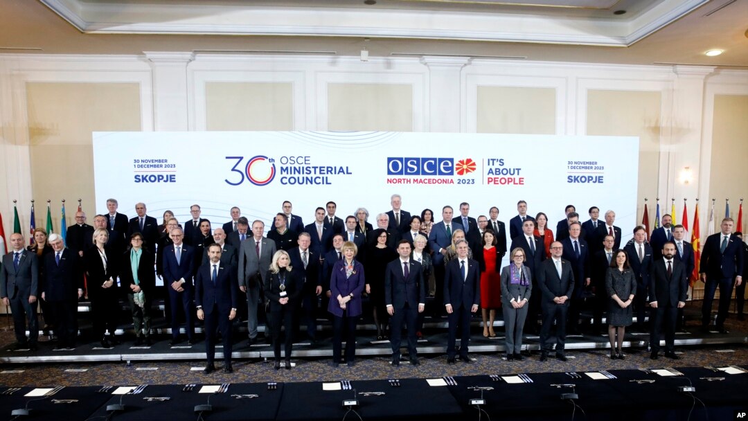 Američki državni sekretar sa šefovima diplomatija i zvaničnicima OEBS-a u Skoplju u Severnoj Makedoniji 29. novembra 2023. (Foto: AP/Boris Grdanoski)
