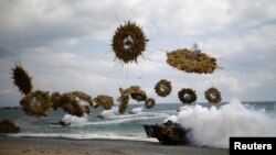 Kendaraan serbu amfibi Marinir Korea Selatan menembakkan bom-bom asap saat memasuki pantai dalam latihan operasi pendaratan AS-Korea Selatan sebagai bagian dari latihan bersama kedua negara, di Pohang, Korea Selatan, 2 April 2017.