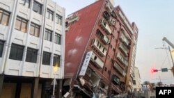 台湾中央社的4月3日拍摄的照片显示，位于花莲的天王星大楼在地震后严重倾斜。