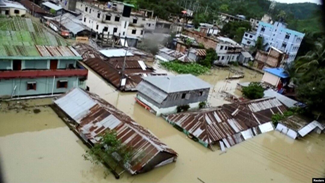 Kawasan Khagrachari di Bangladesh terendam banjir hari Selasa (13/6). 