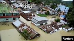 Kawasan Khagrachari di Bangladesh terendam banjir hari Selasa (13/6). 