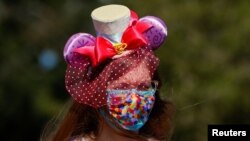 Una chica llega al Parque Disneyland en su día de reapertura luego del brote de la enfermedad del coronavirus, en Anaheim, California, el 30 de abril de 2021.