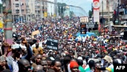 Des partisans de l’opposition marchent dans les rues de Conakry, Guinée, 2 août 2017.