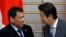 2016年10月26日日本首相安倍在首相官邸会见到访的菲律宾总统杜特尔特（左）。