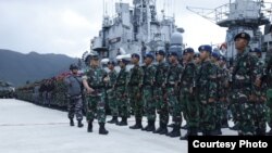 Foto yang dirilis oleh TNI (3/1/2019) menunjukkan Laksamana Madya Yudo Margono sedang memeriksa pasukan di Natuna. Indonesia memperketat pengawasan atas perairan Natuna. (Courtesy: Puspen TNI)