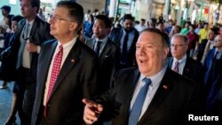 Ngoại trưởng Mỹ Mike Pompeo và Đại sứ Mỹ tại Việt Nam Daniel Kritenbrink trên đường phố Hà Nội hôm 8/7.